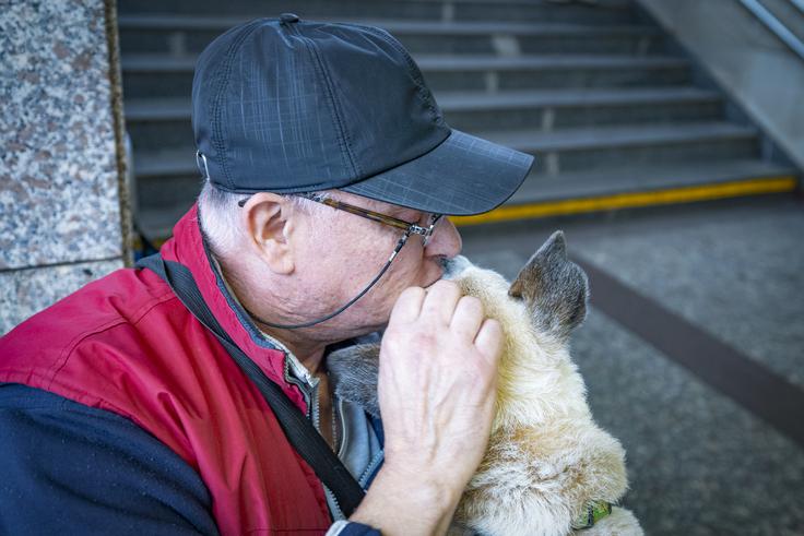 Brez zvestega prijatelja, kužka Tobija, ne gre.  | Foto: Ana Kovač