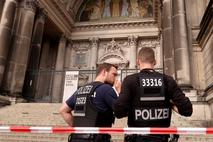 Policista pred Berlinsko katedralo na Muzejskem otoku