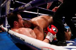 Britanskemu boksarju grozi huda kazen po ugrizu nasprotnika