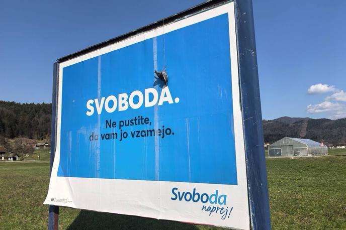 Gibanje Svoboda | Na predvolilni plakat Gibanja Svoboda na območju Dolskega je nekdo obesil mrtvega goloba.  | Foto Bralec