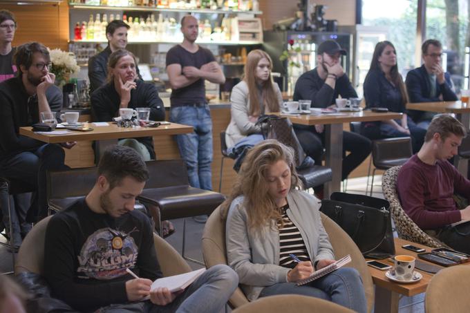 Novinci v podjetniškem svetu so z zanimanjem poslušali nasvete Martina Mikelna, kako se lotiti kampanje na Kickstarterju in kaj jih čaka po kampanji. | Foto: Startup cafe