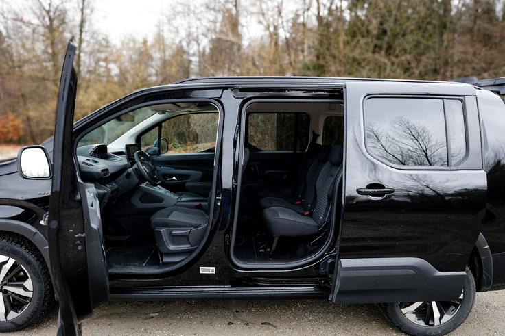 Drsna stranska vrata, visoka streha in široka odprtina prtljažnika omogočajo preprosto nalaganje – od otroškega vozička do koles ali pohištva. | Foto: P Automobil Import