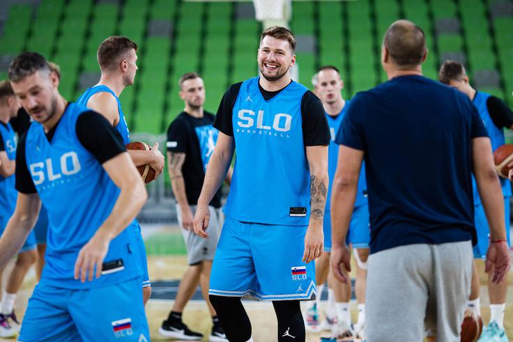 V slovenski izbrani vrsti za vragolije in nevsakdanje koše na treningih (pa tudi na tekmah) najbolj pogosto skrbi Luka Dončić. | Foto: Grega Valančič/Sportida