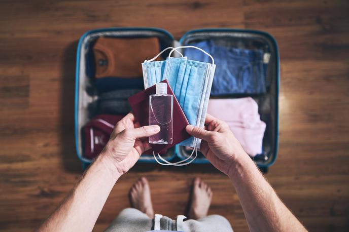 kovček, potovanje | Pred odhodom razmislite, ali izpolnjujete pogoje za neovirano potovanje, pravijo na MZZ.  | Foto Getty Images