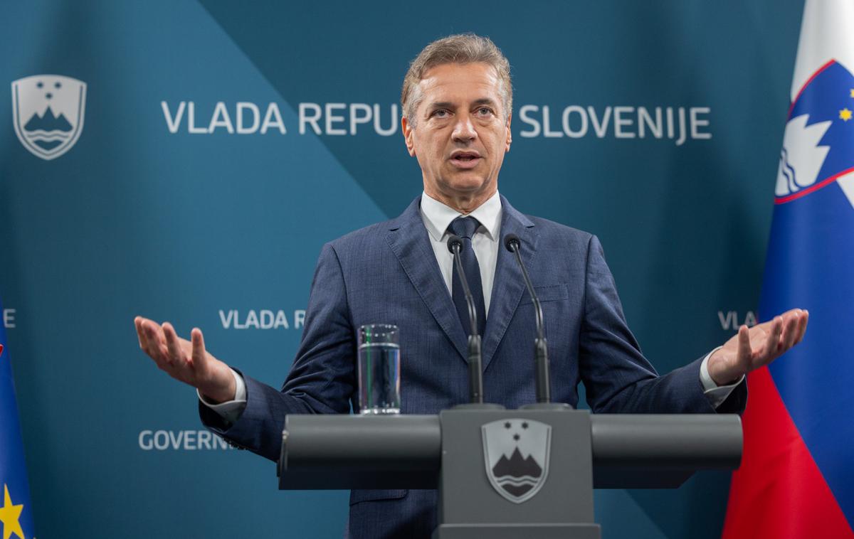 Tretj aobeltnica Vlade RS - Golob, Han, Vrečko | "Ko smo pred tremi leti zastavili skupno pot, so bile razmere v državi izredno zahtevne. Danes pa lahko trdimo, da smo postavili zdrave temelje, na katerih lahko gradimo boljšo prihodnost," je ob tretji obletnici mandata dejal predsednik vlade Robert Golob. | Foto STA