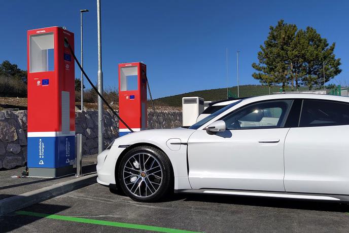 Ultrahitra električna polnilnica sedaj tudi na poti do morja