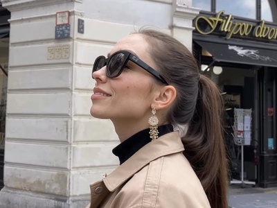 Mina je tako prepričljiva, da hitro pozabiš, da ni pravi človek