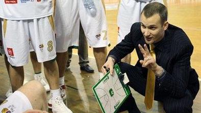 Slovenska trojica s sklonjenimi glavami
