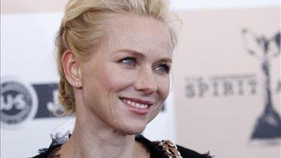 Eva Mendes s prestola vrgla Naomi Watts 