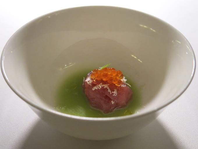 Prvi pozdrav iz kuhinje: tuna, postrvje ikre, hren in sok zelenega jabolka | Foto: Miha First