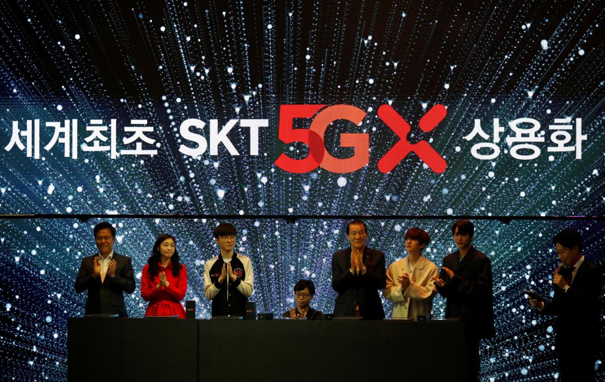 5G, Južna Koreja, SK Telecom | Slovesnosti ob zagonu prvega omrežja pete generacije v Južni Koreji, ki ga bo upravljal SK Telecom, največji tamkajšnji telekomunikacijski operater, so se udeležili tudi številni zvezdniki južnokorejske glasbe in prepoznavni športniki. | Foto Reuters