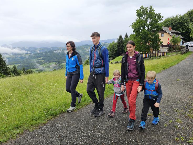 V hribe gremo lahko tudi z otroki. | Foto: Manca Ogrin/PZS