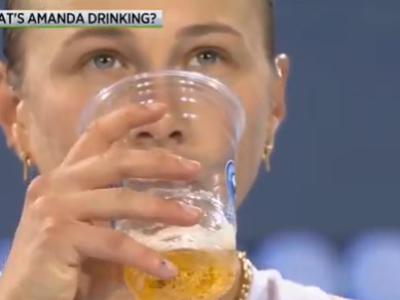 Kaj je Amanda Anisimova skrivala pod brisačo? #video