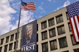 Trump se je izobesil prek treh nadstropij