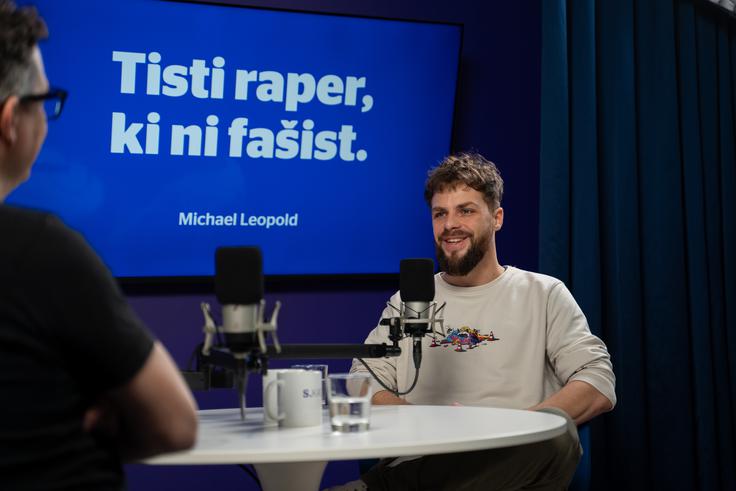 Raper Leopold I. je zaslovel s protifašistično Nesen, eno bolj političnih pop uspešnic zadnjega desetletja, preboj pa mu je uspel z igrivim Kinderšpil, ki je bil uporabljen v številnih filmih in serijah. | Foto: Liam Toni Šironjič