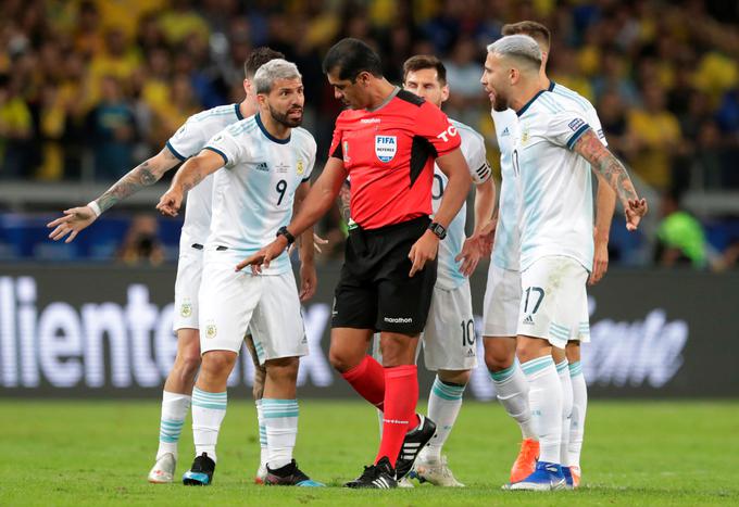 Tudi Sergio Agüero je bil jezen na ekvadorskega sodnika. | Foto: Reuters