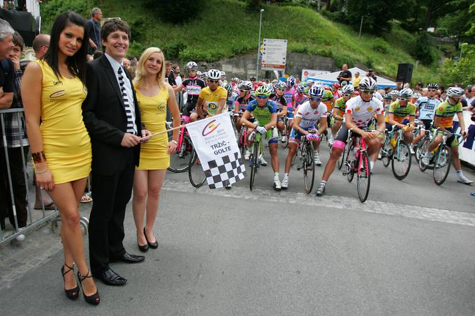 Leta 2011 je etapo dirke Po Sloveniji gostil tudi Tržič. Hostesi na fotografiji v družbi župana Boruta Sajovica. | Foto: Urban Urbanc/Sportida