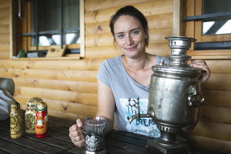 Iz Rusije je pripeljala samovar, ki ga je mogla na meji popolnoma razstaviti in razkazati, saj ga še nikoli niso videli. | Foto: Bojan Puhek
