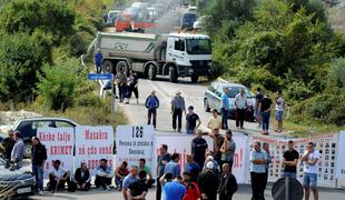 Vučića na Kosovu ustavili z gradbenimi stroji in tovornjaki