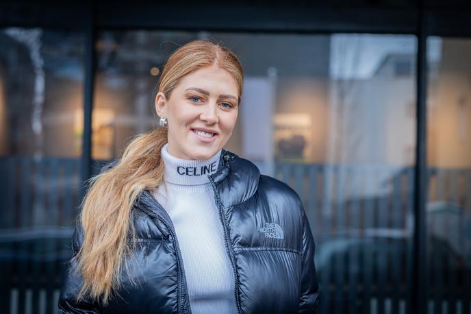 Nina Donelli | "Seveda je bilo tudi nekaj slabih izkušenj. Ko sem bila mlajša, marsičemu nisem znala reči ne, kar danes definitivno bi," se svojih začetkov spominja slovenska pevka Nina Donelli. | Foto Gaja Hanuna