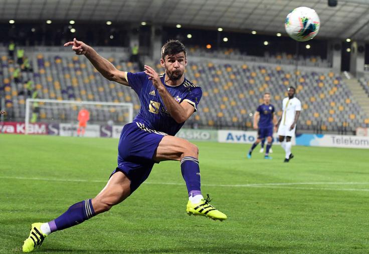Rok Kronaveter zaradi rdečega kartona na gostovanju v Velenju v nedeljo ni mogel pomagati soigralcem proti Olimpiji. Manjkal bo tudi v soboto v Murski Soboti. | Foto: Miloš Vujinović/Sportida