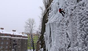 Sredi mesta vsako zimo nastane stena za ledno plezanje #video #foto