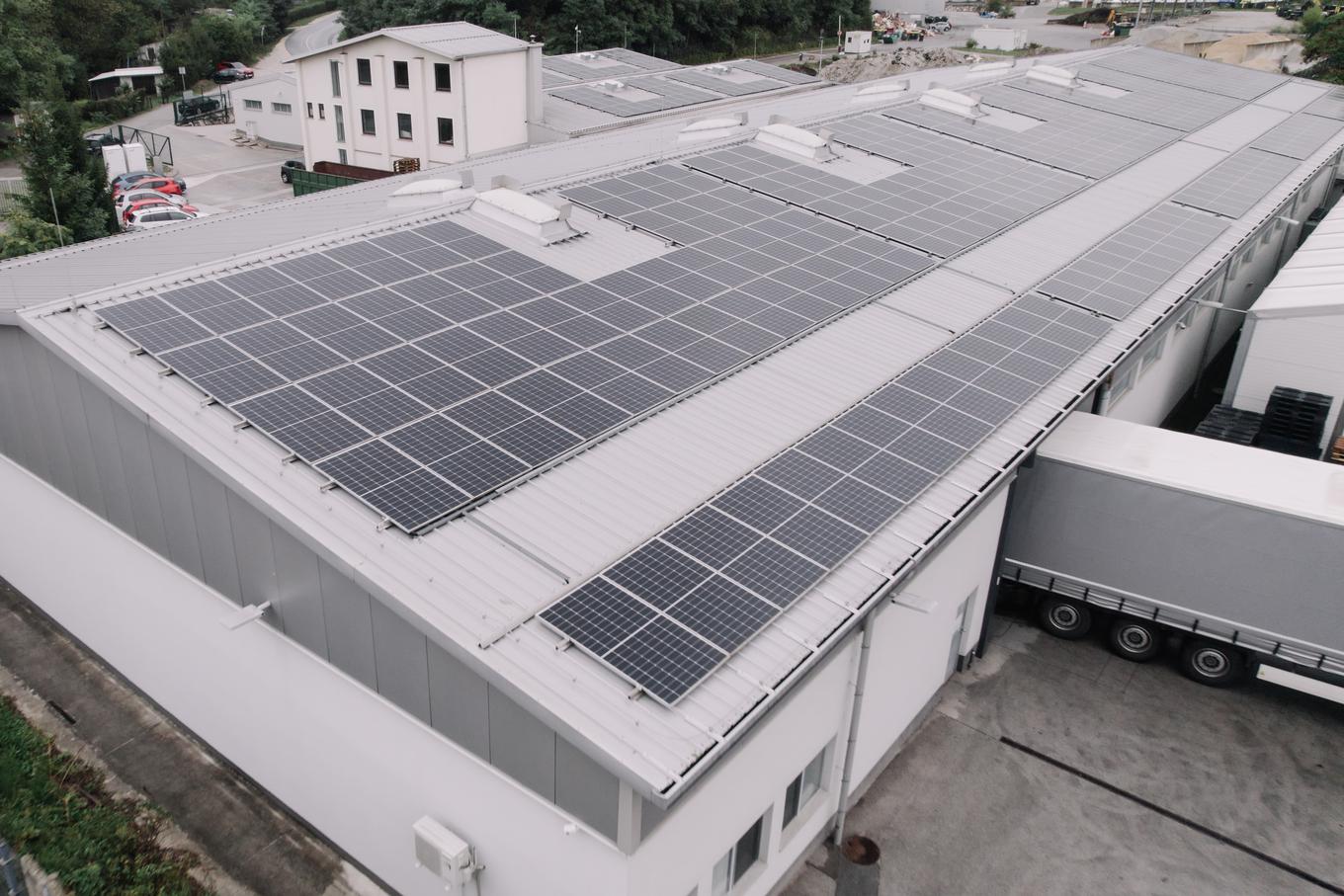 Hranilniki energije v industriji: kako je podjetje Dukart nadgradilo sončno elektrarno