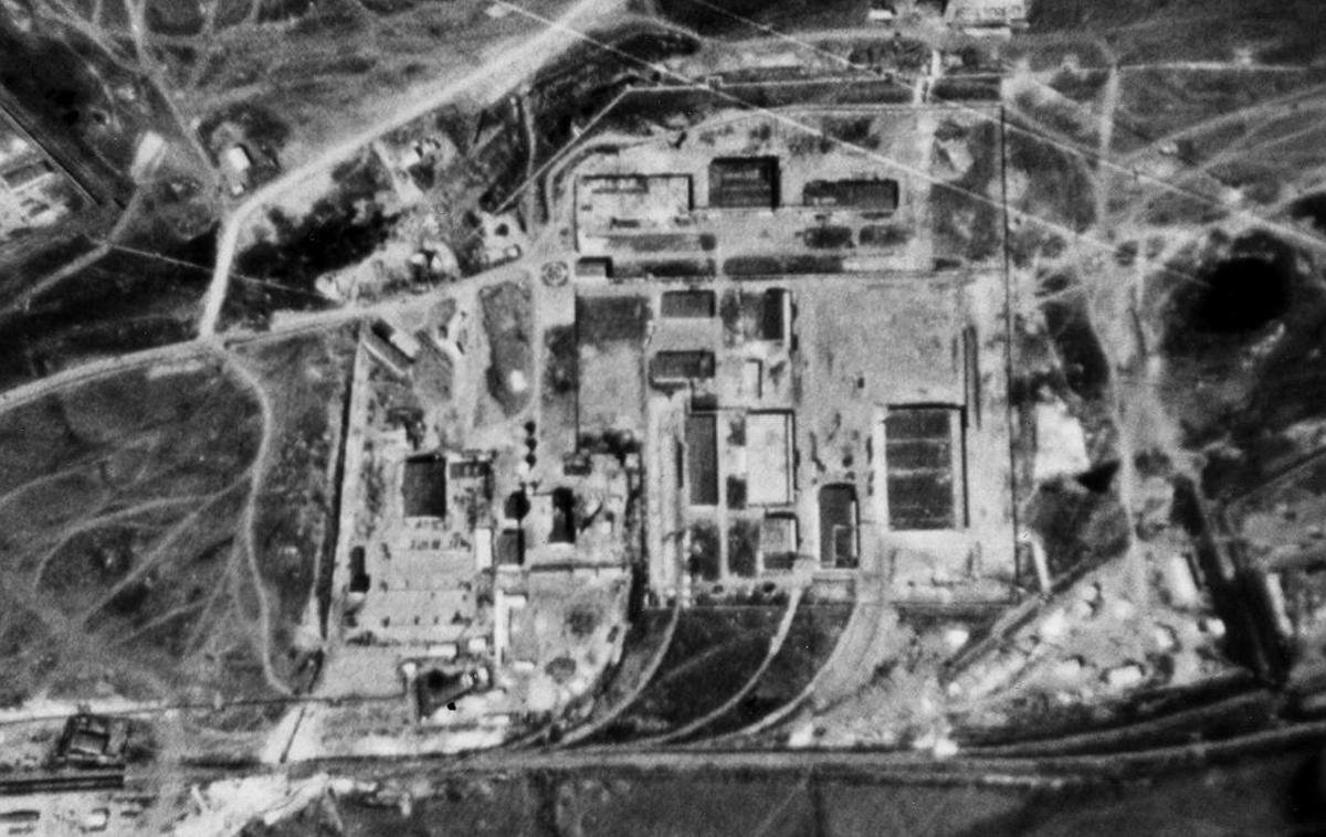 Stepnogorsk | Po incidentu, ki je v nekaterih krogih znan tudi kot "biološki Černobil", je Sovjetska zveza proizvodnjo spor antraksa, ki jih je nameravala uporabiti kot biološko orožje, preselila v kompleks v Stepnogorsku (na zračni fotografiji). Gre za edini laboratorij sovjetskega programa razvoja biološkega orožja, ki danes ni znotraj meja Rusije, saj se nahaja na ozemlju Kazahstana. | Foto Global-Security.org