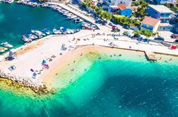 Obiskovalci priljubljene plaže na Hrvaškem v skrbeh: Strašno, to se zgodi vsako leto