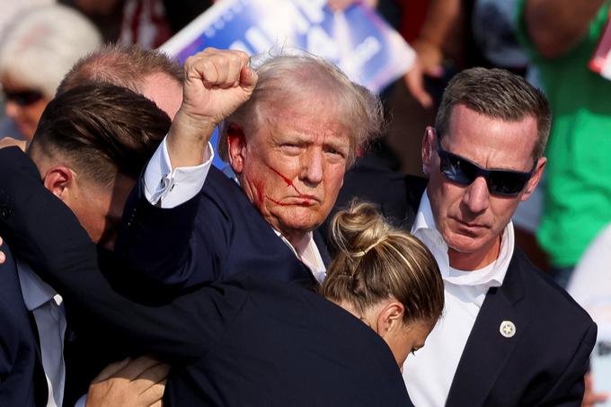 Donald Trump je 14. julija preživel poskus atentata. Nanj je po ugotovitvah FBI streljal dvajsetletni Thomas Matthew Crooks.  | Foto: Reuters