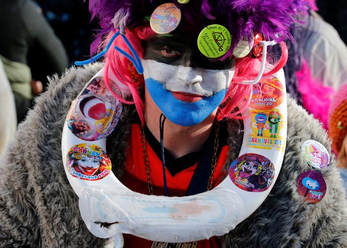 Domačini so si za karneval v francoskem mestu Dunkerque kostume izdelali kar sami. | Foto: Reuters