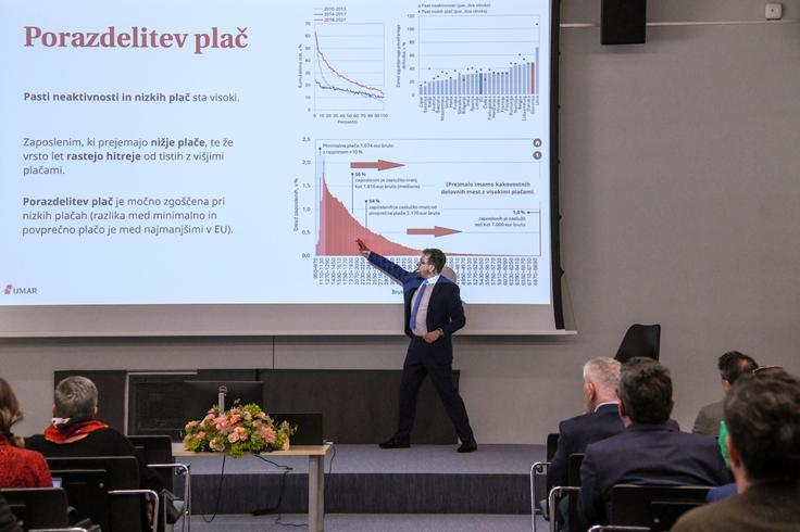 Zadnja leta rastejo predvsem plače tistih z nizkimi dohodki. | Foto: 