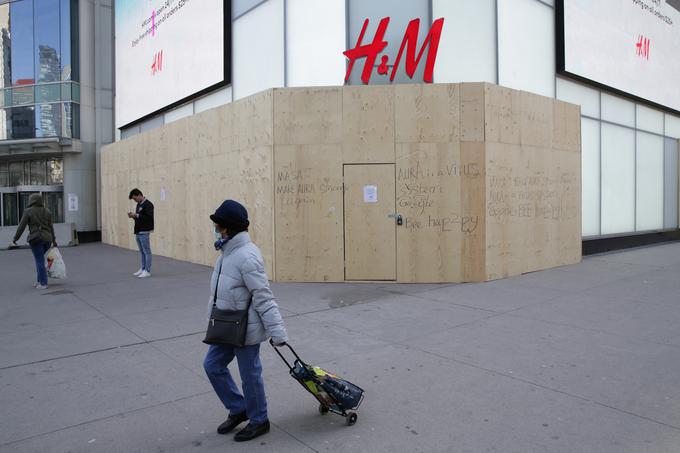 Zaprta H&M-ova trgovina v Torontu. | Foto: Reuters