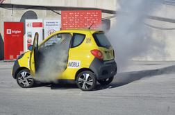 Poskus vžiga električnega avtomobila: bager uničil baterijo, nato bel dim, ognja pa nikjer