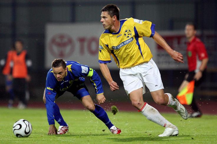 Mrežo Egalea je na povratni tekmi na Bonifiki kot prvi zatresel Saša Jakomin. | Foto: www.alesfevzer.com