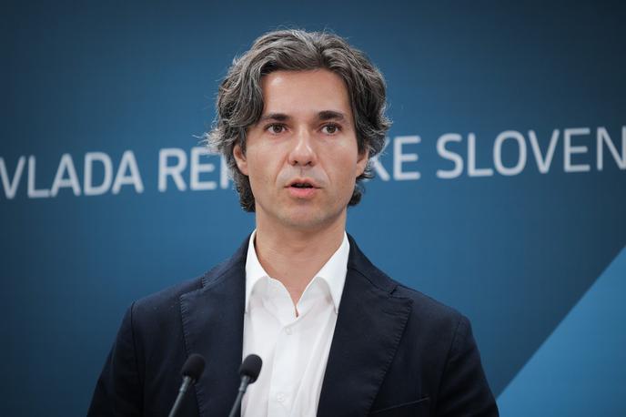 Luka Mesec |  "Trenutno smo namreč precej neučinkoviti pri naslavljanju mladoletniških nosečnosti, tudi nosečnosti deklic, mlajših od 15 let," je poudaril minister Mesec. Trenutno je po poročanju CSD Novo mesto in Bela krajina kar deset takšnih primerov, je dodal minister za delo, družino, socialne zadeve in enake možnosti. | Foto STA