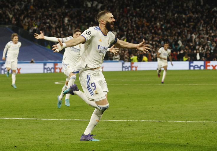 Izkušeni francoski napadalec Karim Benzema je na srečanju zvezdniških ekip v Madridu zasenčil mlajšega rojaka Kyliana Mbappeja, s katerim bi si lahko morda v prihodnji sezoni delil slačilnico. | Foto: Reuters