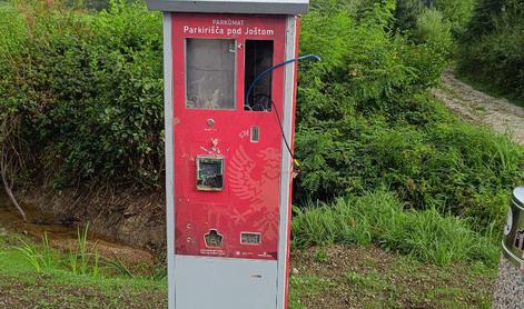 Neznanci pod Joštom v Kranju uničili parkomat