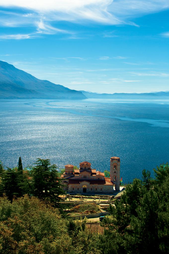 Cerkev Svetega Janeza teologa Kaneo ali pa preprosto Sveti Janez na Kaneu stoji na pečini nad Ohridskim jezerom. | Foto: 