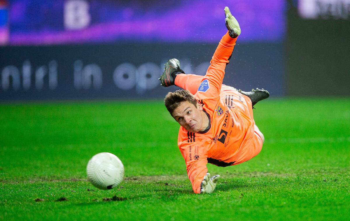 Ažbe Jug | Prvi vratar NK Maribor Ažbe Jug bo zaradi poškodbe najmanj štiri mesece odsoten z zelenic.  | Foto Vid Ponikvar