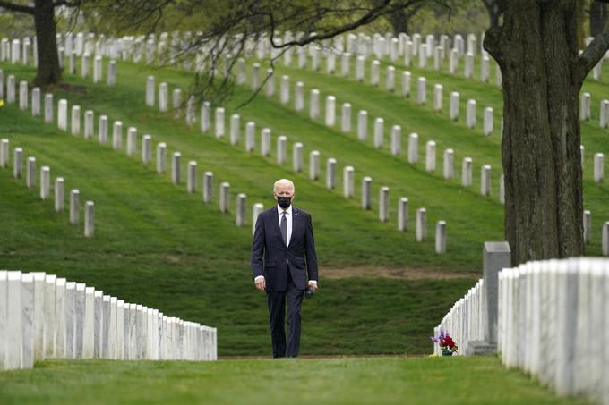 Biden se je po govoru odpravil na pokopališče Arlington, kjer so pokopani vojaki, ki so padli v Afganistanu in drugih vojnah. | Foto: Guliverimage/Vladimir Fedorenko