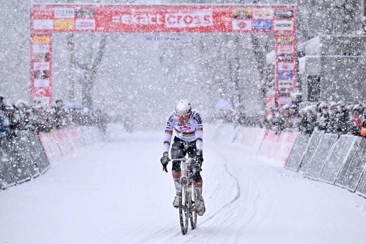 Mathieu van der Poel se je na koncu veselil zmage. | Foto: Reuters