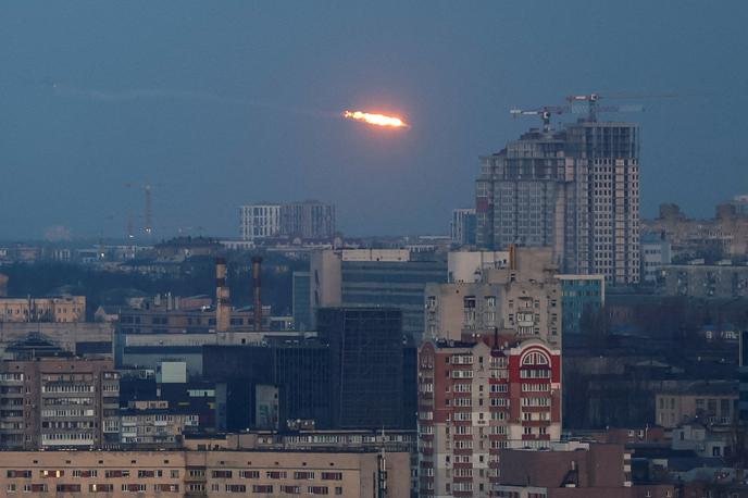 Kijev | Poročila o ukrajinskih napadih z droni na rusko ozemlje prihajajo dan po tistem, ko je bila Ukrajina v petek tarča največjega ruskega napada iz zraka od začetka vojne pred skoraj dvema letoma. V napadih je bilo ubitih najmanj 30 ljudi, več kot 160 pa ranjenih. | Foto Reuters