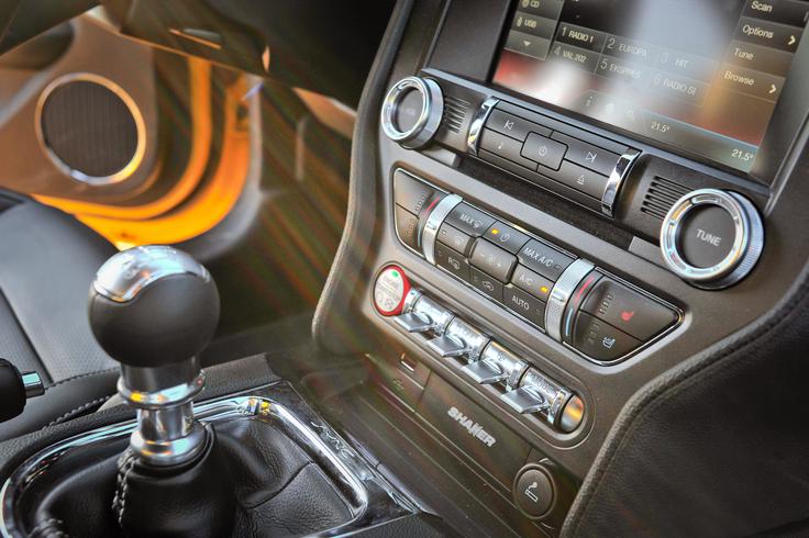 Ford mustang V8 5,0 - fotogalerija testnega vozila Pomemben del sistema Ford SYNC je Fordova Pomoč v sili. Ta funkcija, ki vam morda lahko reši življenje, je zasnovana, da vam v vašem jeziku pomaga pri klicu v sili in lahko službam za ukrepanje ob nesrečah ponudi storitve o lokaciji vašega vozila. Klic lahko ustavite ali pa govorite s temi službami, če jih potrebujete. Sistem bo posredoval ključne podatke, kot so GPS-koordinate, tudi če ste nezavestni. | Foto: Ciril Komotar