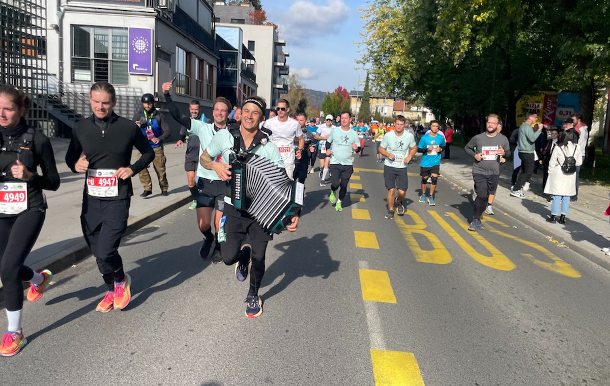 Anže Zavrl, Gadi | Anže Zavrl je maratonsko razdaljo pretekel ob igranju na harmoniko. | Foto Franci