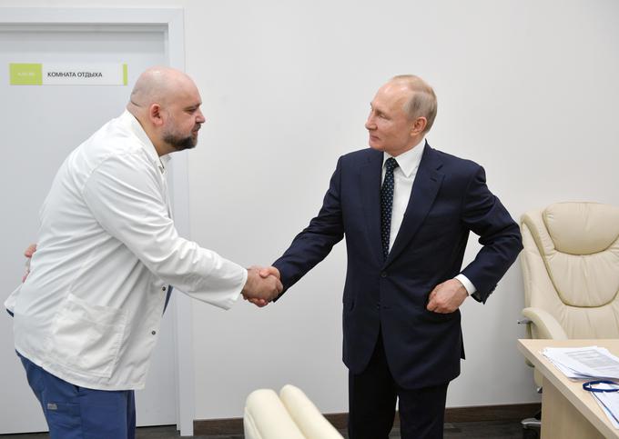 Ob obisku moskovske infekcijske klinike se je Putin srečal in rokoval tudi z direktorjem Denisom Procenkom. Pozneje se je izkazalo, da je Procenko okužen z novim koronavirusom, a se ne srečo Putin ni okužil. | Foto: Reuters