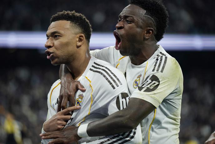 Real po sporni odločitvi odnesel celo kožo in se približal Barci