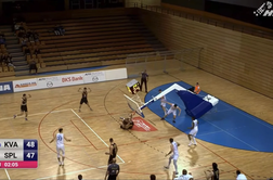 Bizarni prizori na košarkarski tekmi: po silovitem zabijanju se je na igralca zrušil koš #video