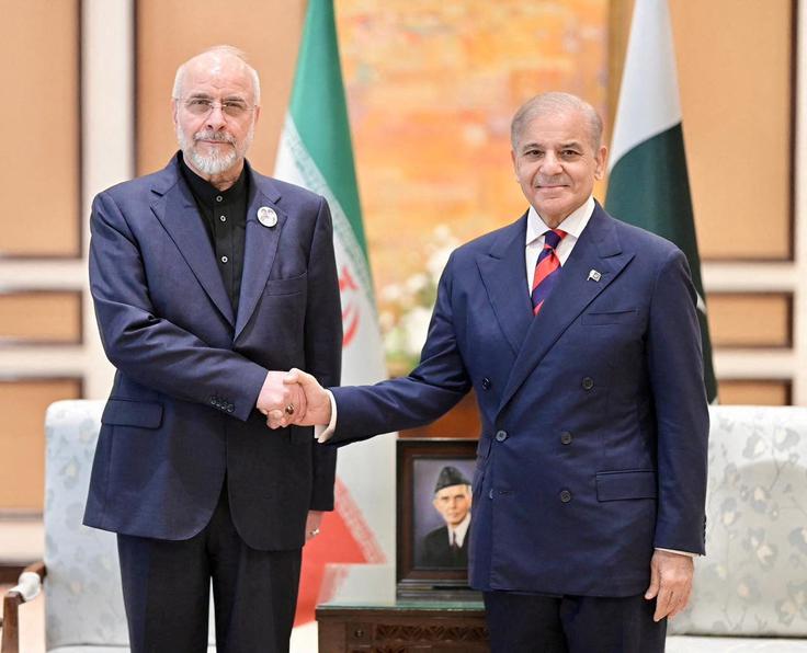 Predsednik iranskega parlamenta Mohamed Bager Galibaf in pakistanski premier Šehbaz Šarif | Foto: Reuters