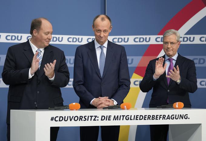 Decembra letos so lahko prvič v zgodovini CDU vsi člani stranke glasovali o novem predsedniku stranke. Glasovanja sta se po elektronski in navadni pošti udeležili dve tretjini članov. Večina je že v prvem krogu glasovala za Merza. Ta zdaj uradno velja za najverjetnejšega novega predsednika CDU, saj ga morajo januarja prihodnje leto za predsednika uradno izvoliti delegati strankinega digitalnega kongresa. Merzeva tekmeca v boju za predsednika CDU sta bila Helge Braun (levo), ki po postavi malce spominja na Helmuta Kohla, in Norbert Röttgen, ki velja za nemškega Georgea Clooneyja.  | Foto: Guliverimage/Vladimir Fedorenko